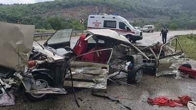 Piknik dönüşü feci kaza, otomobil kağıt gibi parçalandı: 1 ölü, 2 yaralı