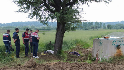 Tarlada yağan yağmurda ağacın altına sığınan kadına yıldırım isabet etti