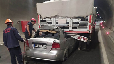 TIR'a arkadan çarpan otomobildeki öğretmen öldü