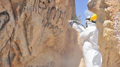 Zarar verilen peribacaları, ‘mikro kumlama’ tekniğiyle temizleniyor