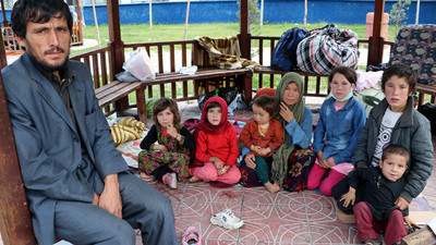 Afgan göçmenler parklarda yatıp kalkıyor