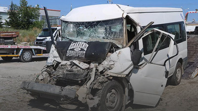 Afyonkarahisar'da tarım işçilerinin minibüsü, kamyonete çarptı: 17 yaralı