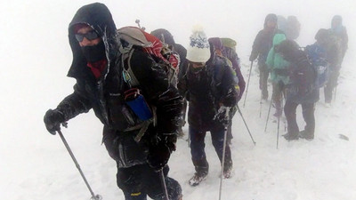 Ağrı Dağı'nda Temmuz ayında tipiye yakalandılar