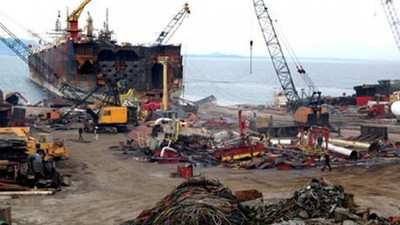 Aliağa'da gemi söküm tesisinde yangın... 2 işçi yaşamını yitirdi