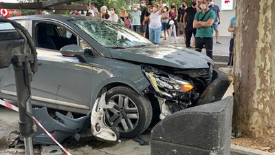 Bağdat Caddesi'nde aşırı hız yapılan otomobil, önce kadına ardından da ağaca çarptı