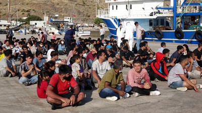 Balıkçı teknesinde yüzlerce kaçak göçmen yakalandı