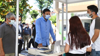 Başkan Akpolat, 'Edebiyat ve Kitap Günleri' etkinliğinde stantları ziyaret etti