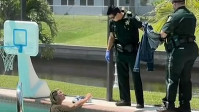 Başkasının havuzuna çırılçıplak giren kadın polislere zor anlar yaşattı