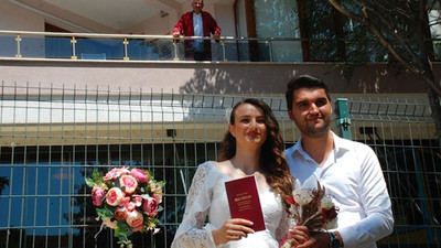 Belediye başkanı evinin balkonundan nikah kıydı