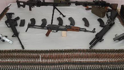 Camideki tabutun içinde çok sayıda silah ele geçirildi