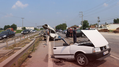 D100'de feci kaza, otomobil ikiye bölündü