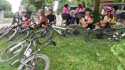 Duyarlı vatandaş, parkur işaretlerini çöp zannederek topladı; bisikletçiler kayboldu