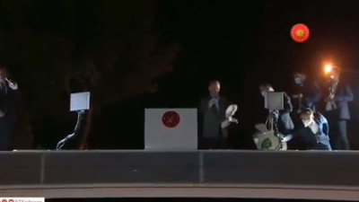 Erdoğan afet bölgesinde vatandaşlara yine çay attı