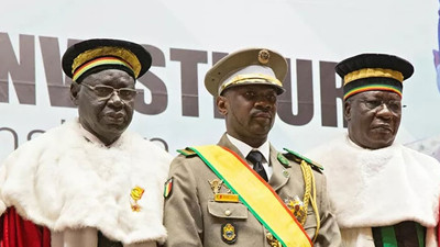 Geçici cumhurbaşkanına camide bıçaklı saldırı