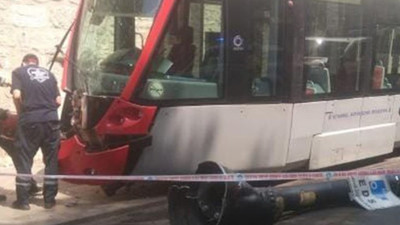 Gülhane Parkı yakınlarında tramvay raydan çıktı
