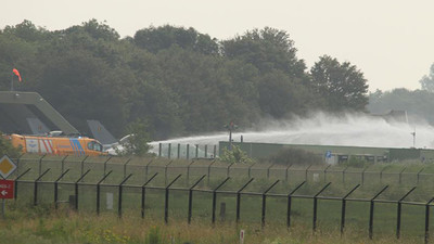 Hollanda'da F-16'nın pilotu kendini fırlattı; jet üsteki binaya çarptı