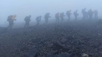 İki kayıp dağcıyı ararken beş kişi bulup geldiler