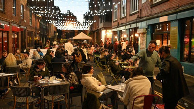 İngiltere'de maske takma zorunluluğu kalkıyor