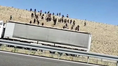 Kaçak göçmenleri otoyolda bıraktılar