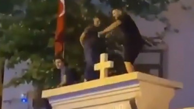 Kadıköy'de kilise kapısı üzerinde dans edenlere gözaltı...