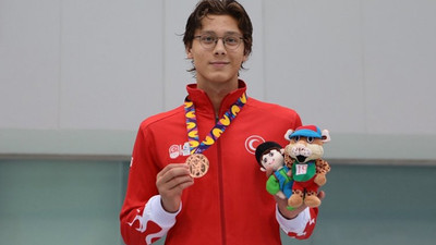 Milli yüzücü Berke Saka'dan altın madalya