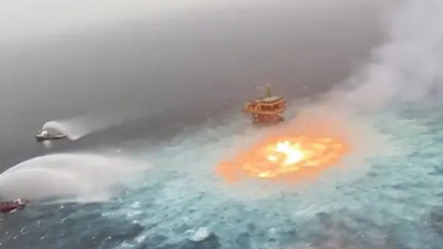 Okyanus yüzeyinde yangın