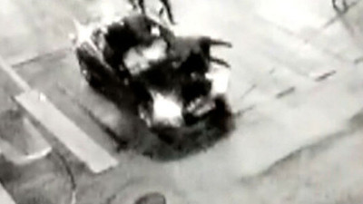 Polisi aracın kaputunda sürükledi