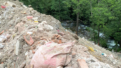 Sümela Manastırı'nda restorasyon atıkları dereye dökülmüş