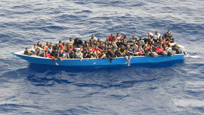 Teknedeki 80 göçmen kurtarıldı