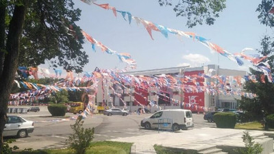 Üniversiteyi AKP bayraklarıyla donattılar