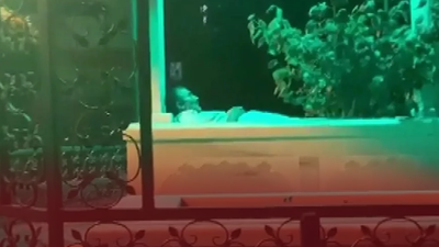 'Yatır benim' dedi, içine girip yattı