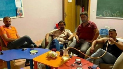 Anaokulunda skandal görüntüler: Müdür ve öğretmenler sınıfın ortasında nargile içti