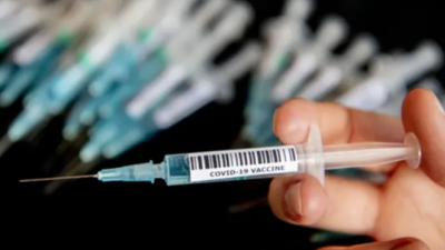 Aşılı olmasına rağmen koronavirüse yakalananlar ne yapmalı?