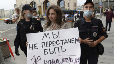 Bağımsız gazeteciliğe yapılan baskıyı protesto eden gazeteciler gözaltına alındı