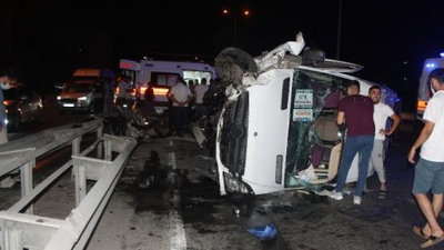 Bariyerlere çarpan işçi servisi devrildi: 7 yaralı