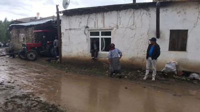 Bayburt'ta sel... Ev ve ahırları su bastı, hayvanlar hayatını kaybetti