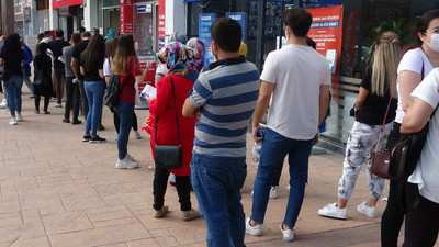 Belediye önünde metrelerce iş kuyruğu