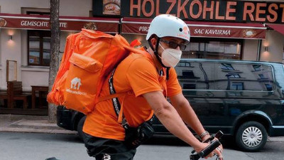 Bisikletli kuryenin eski mesleğini duyanlar inanamıyor!