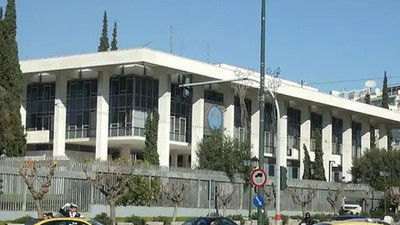 Büyükelçilik önünde protesto: Kendini yakmak istedi