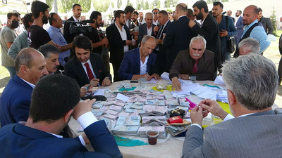 Düğünde damada 3.4 milyon TL, geline ise kilolarca altın takıldı