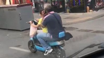 Fatih'te akılalmaz görüntü; motosikleti çocuğa kullandırıp telefonla konuştu