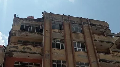 Hatay'da apartmana yıldırım düştü
