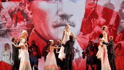 İBB'nin 30 Ağustos Kutlamaları'nda belediye personelleri vals gösterisi yaptı