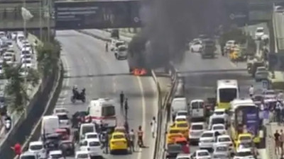 İstanbul Ataşehir D-100'de araç yangını! Trafik kilitlendi