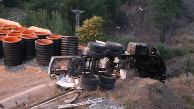 Kamyon beton bariyere çarptı: 4 ölü