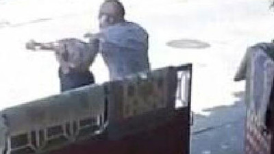 Kapısının önünü süpüren kadını defalarca yumrukladı