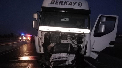 Konya'da katliam gibi kaza...  Patlayıcı madde yüklü TIR ve kamyonet çarpıştı: 6 ölü, 2 yaralı 