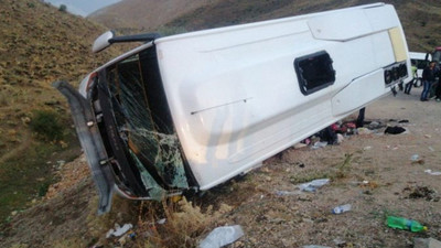 Kuran kursu öğrencilerini taşıyan midibüs dere yarağına devrildi: 29 yaralı