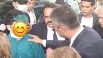 Milli Eğitim Müdürü, öğrenciye 'saçı mavi boyalı' diye şiir okutmadı