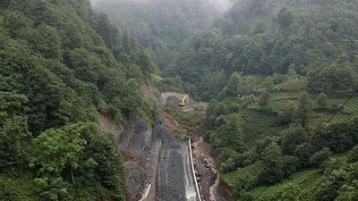 Rize'de etkili olan sağanak heyelana neden oldu... Selde mahsur kalan 7 kişi kurtarıldı